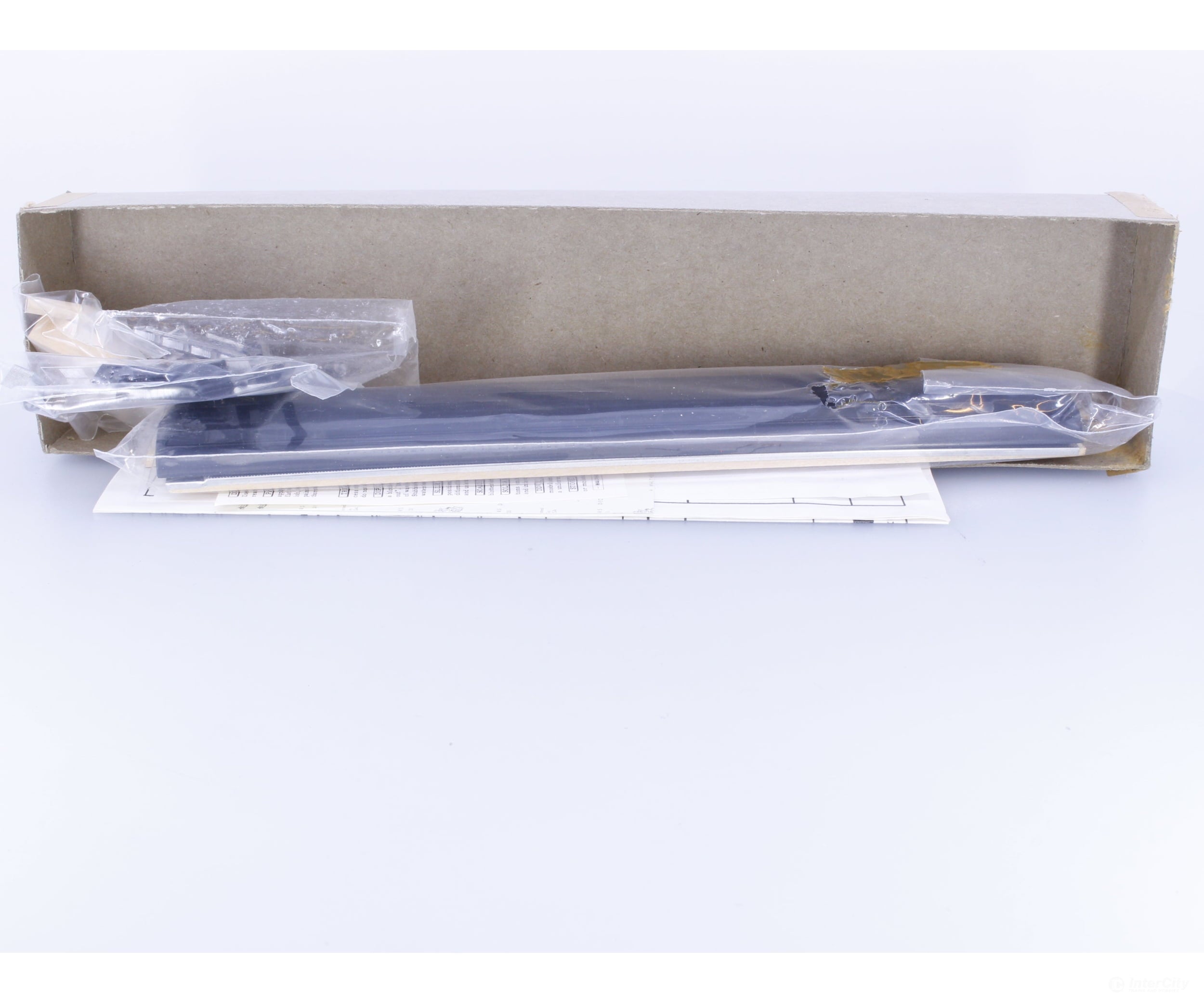 Walthers 933-6640 HO 75’ Combination Car Kit Less Trucks Santa Fe (SF) - Passenger Cars