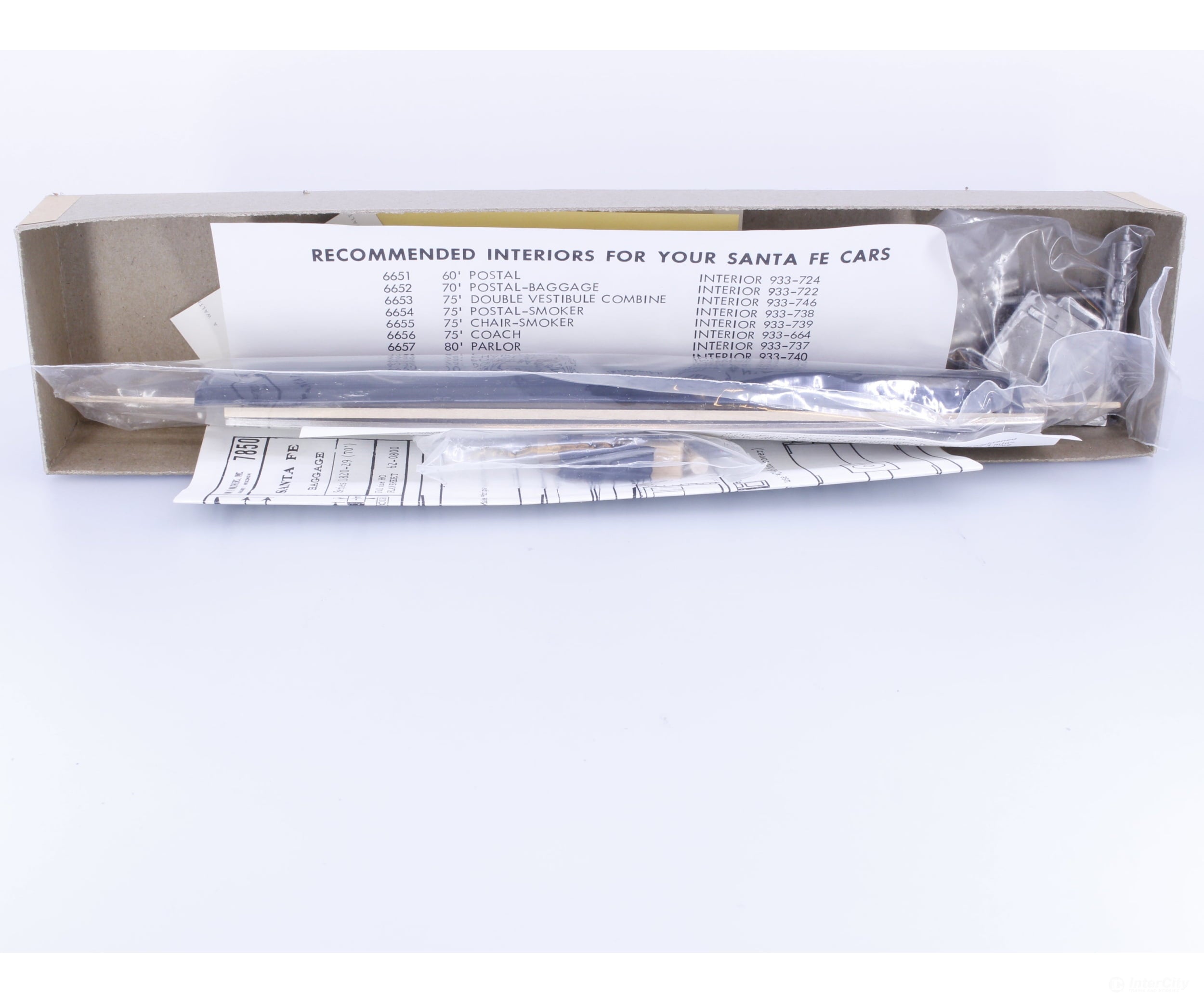 Walthers 933-6650 HO 70’ Baggage Car Kit Less Trucks Santa Fe (SF) - Passenger Cars
