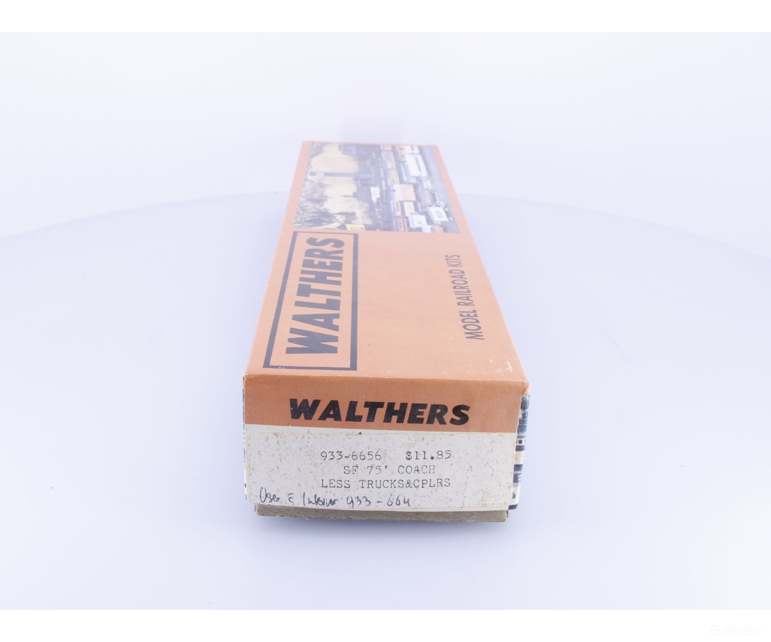 Walthers 933-6656 HO 75’ Passenger Coach Kit Less Trucks and Couplers Santa Fe (SF) - Passenger Cars