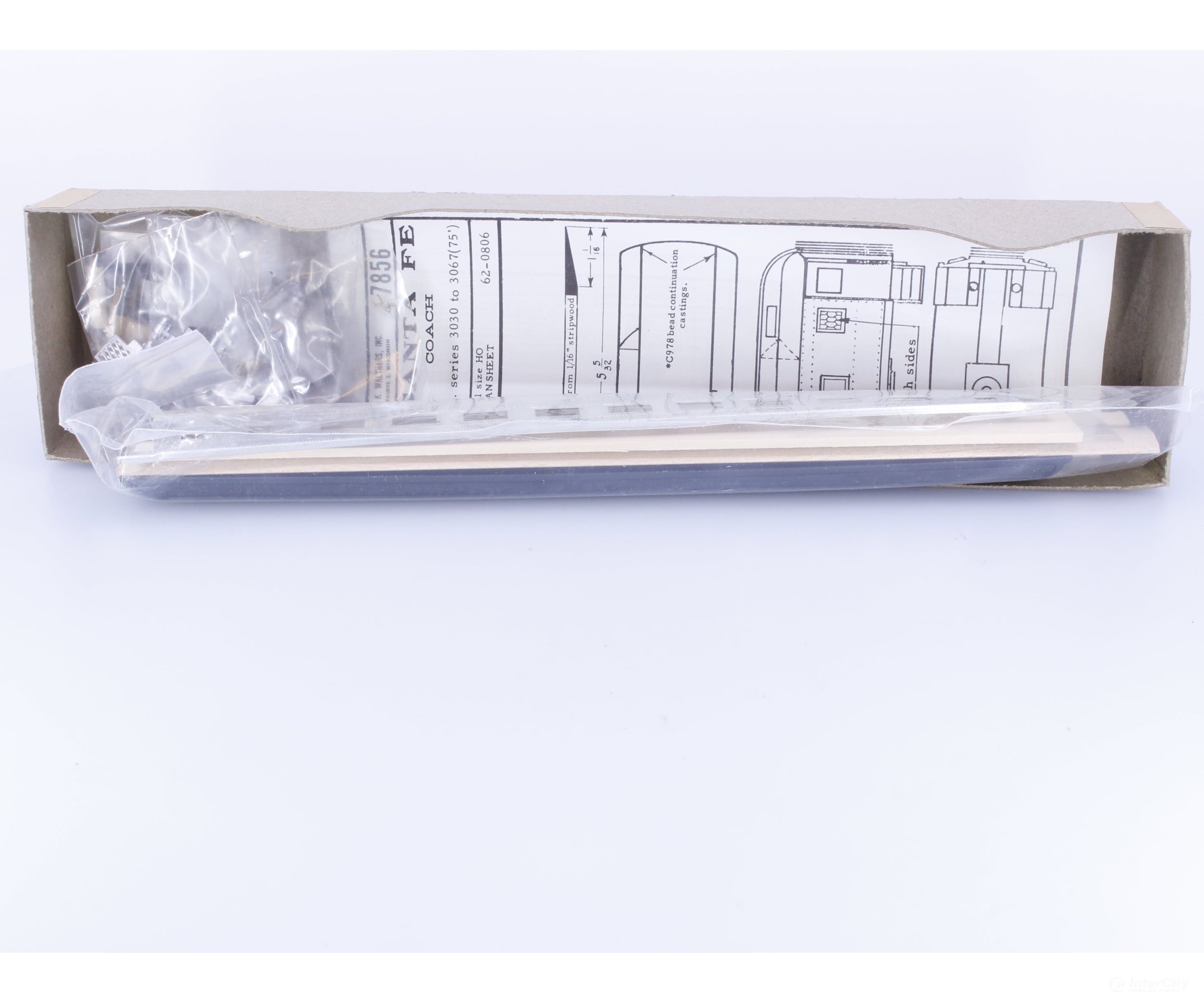 Walthers 933-6656 HO 75’ Passenger Coach Kit Less Trucks and Couplers Santa Fe (SF) - Passenger Cars