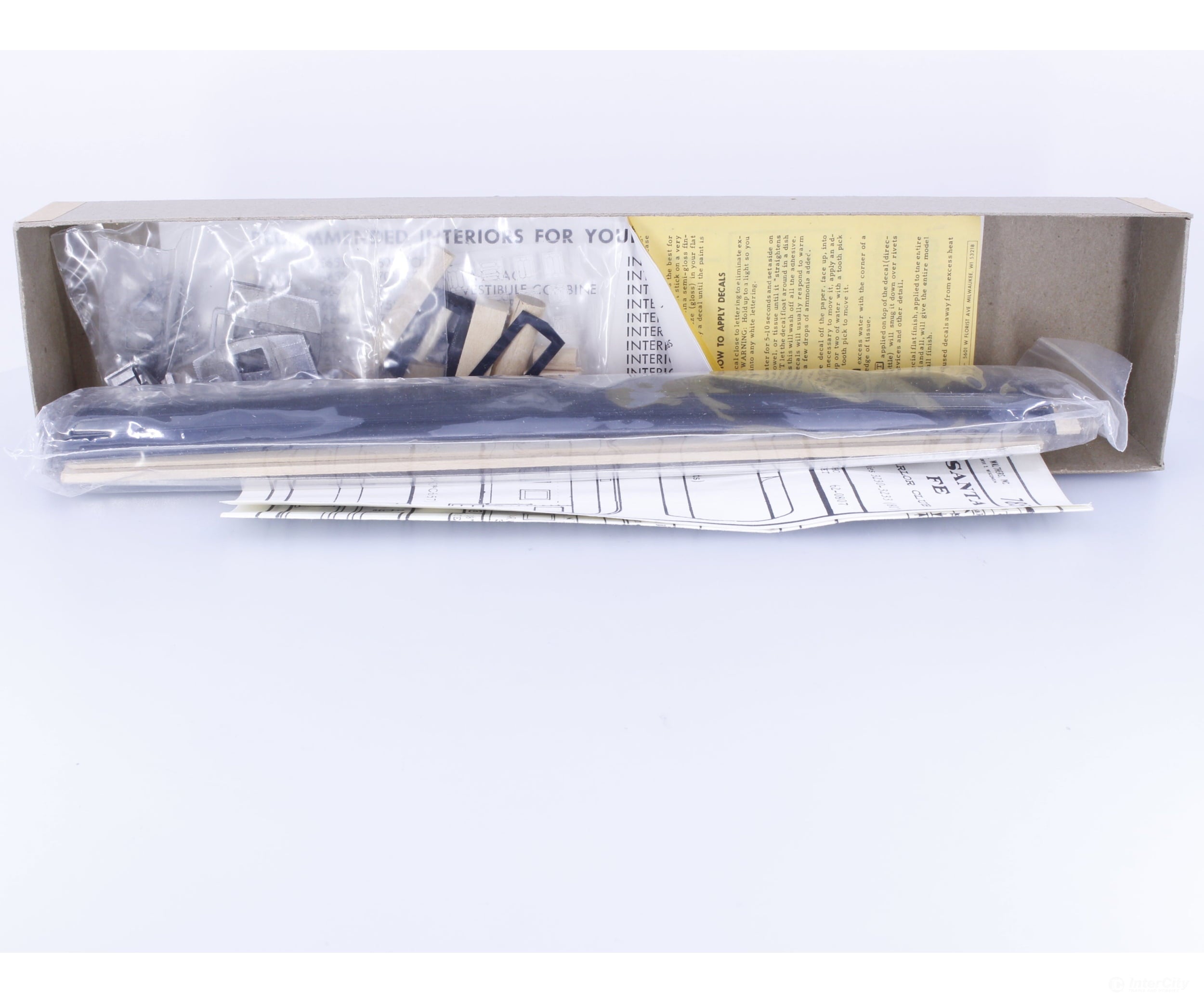Walthers 933-6657 HO 80’ Parlor Car Kit Less Trucks and Couplers Santa Fe (SF) - Passenger Cars