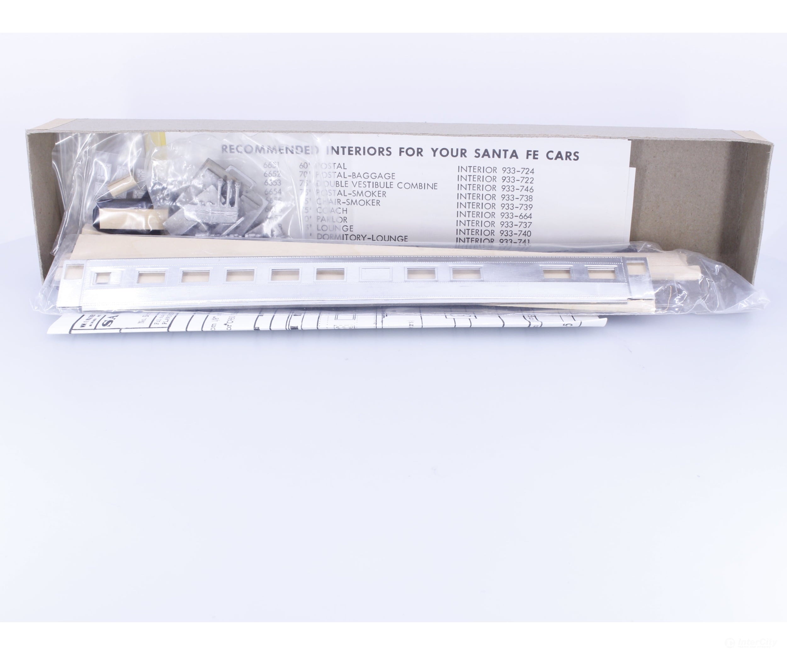 Walthers 933-6658 HO 75’ Passenger Coach Kit Less Trucks and Couplers Santa Fe (SF) - Passenger Cars