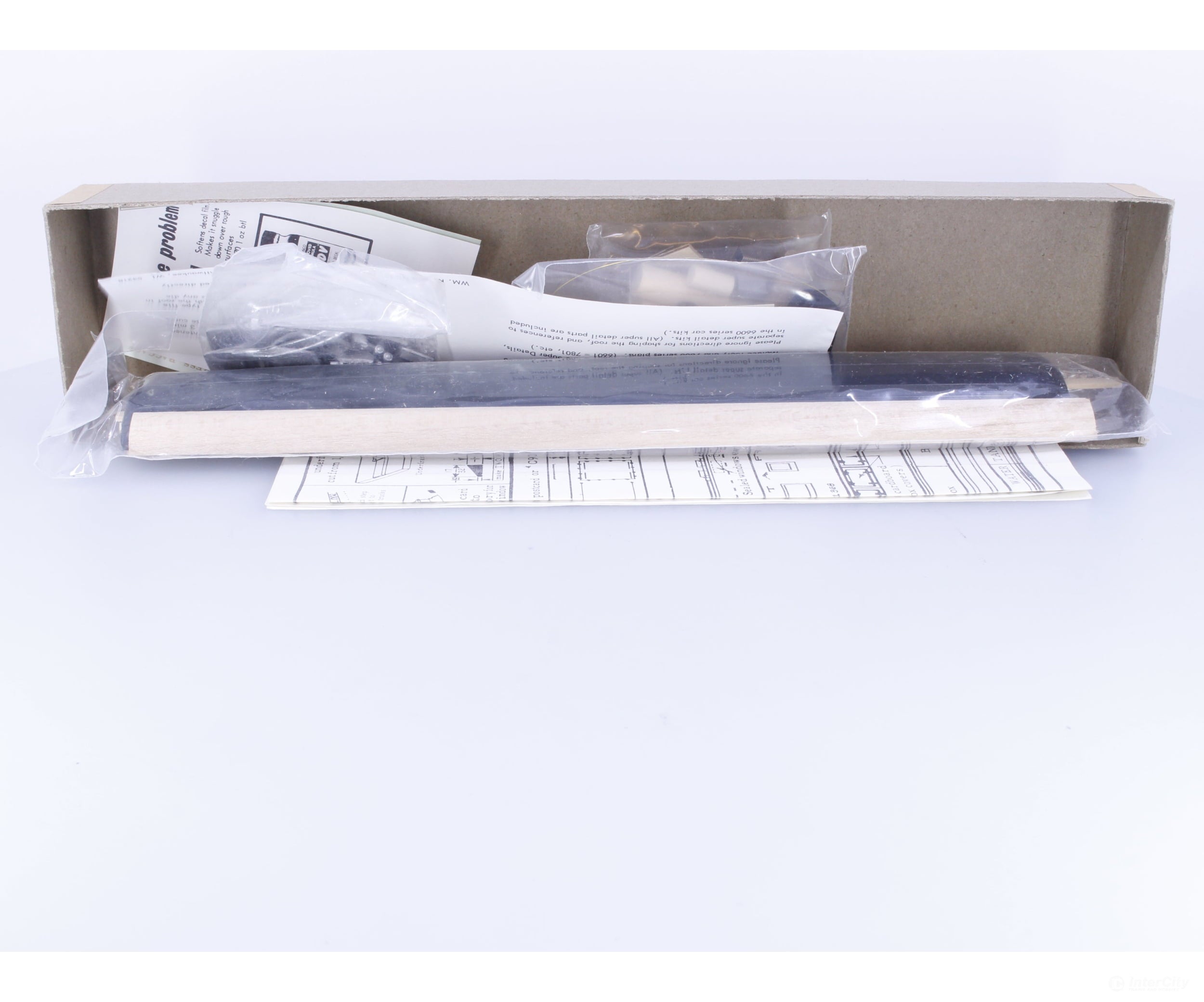Walthers 933-6659 HO 80’ Dorm Lounge Kit Less Trucks and Couplers Santa Fe (SF) - Passenger Cars