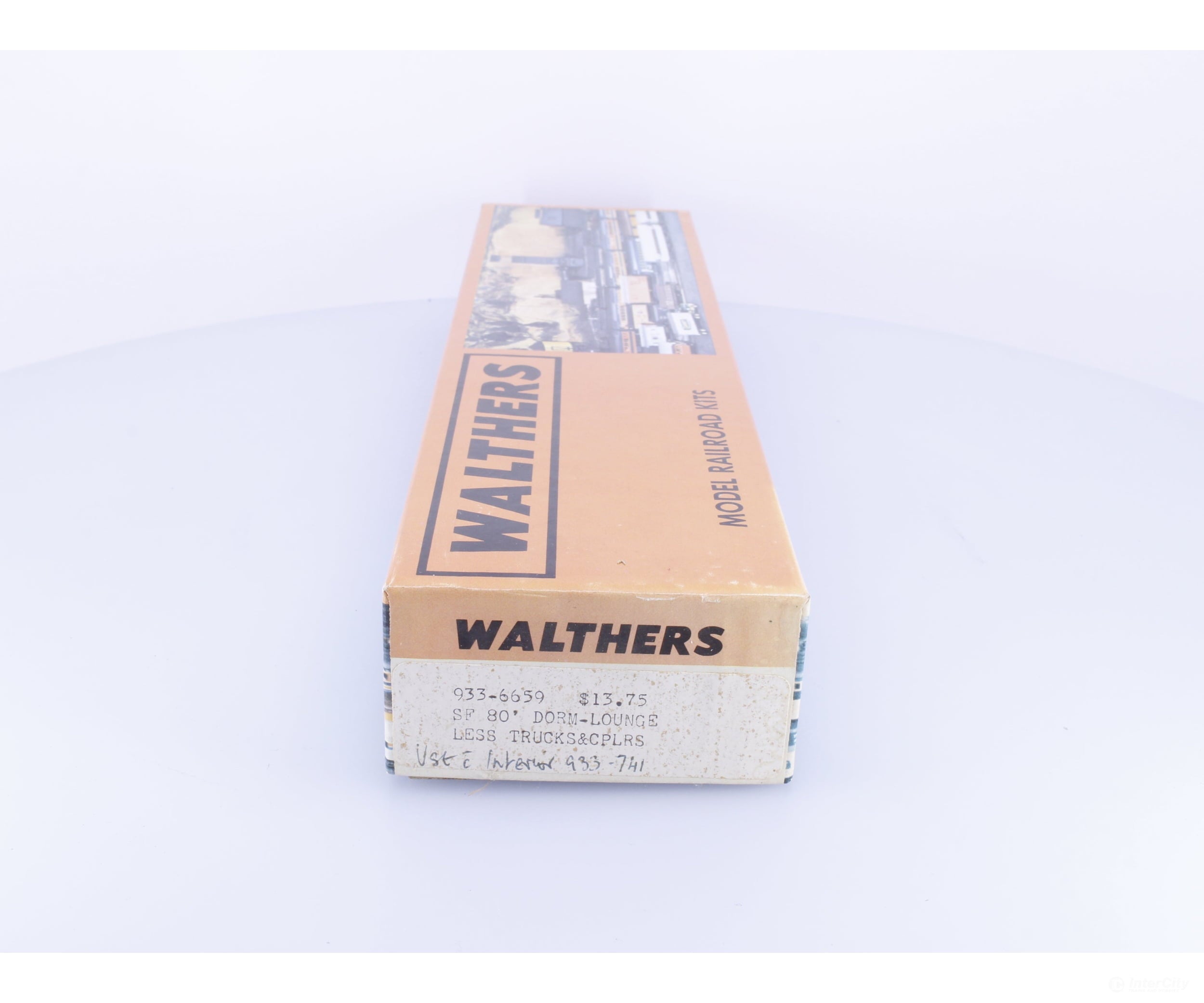 Walthers 933-6659 HO 80’ Dorm Lounge Kit Less Trucks and Couplers Santa Fe (SF) - Passenger Cars
