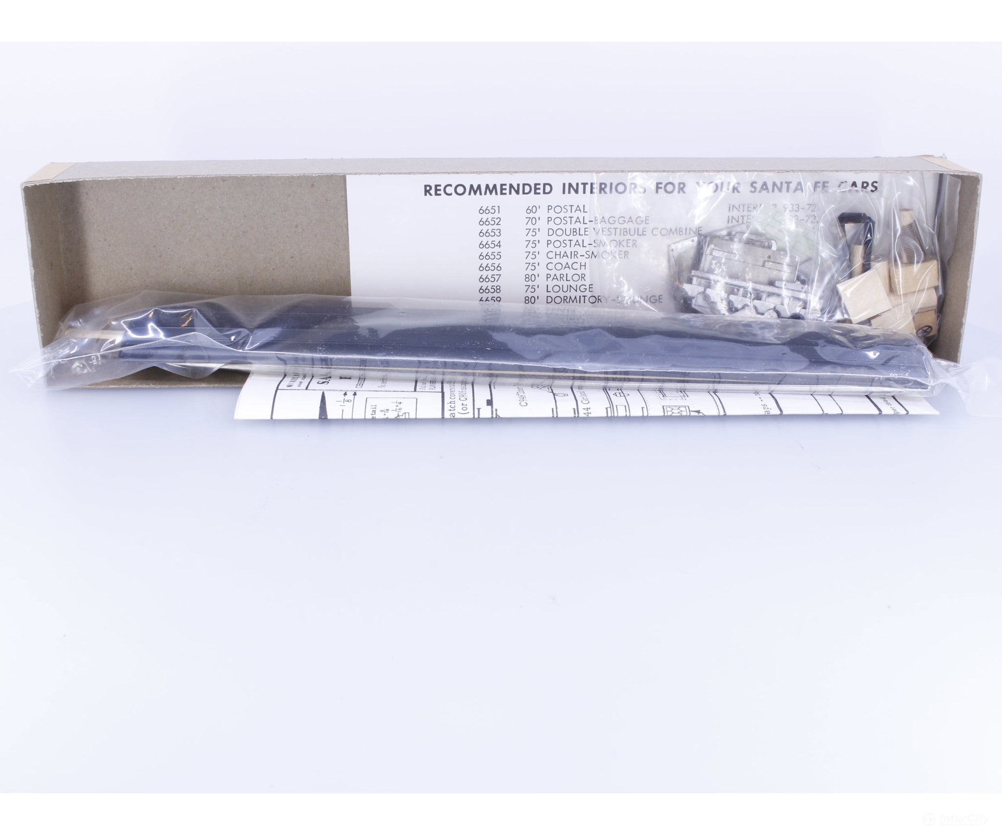 Walthers 933-6661 HO 80’ Cafe Observation Car Kit Less Trucks and Couplers Santa Fe (SF) - Passenger Cars