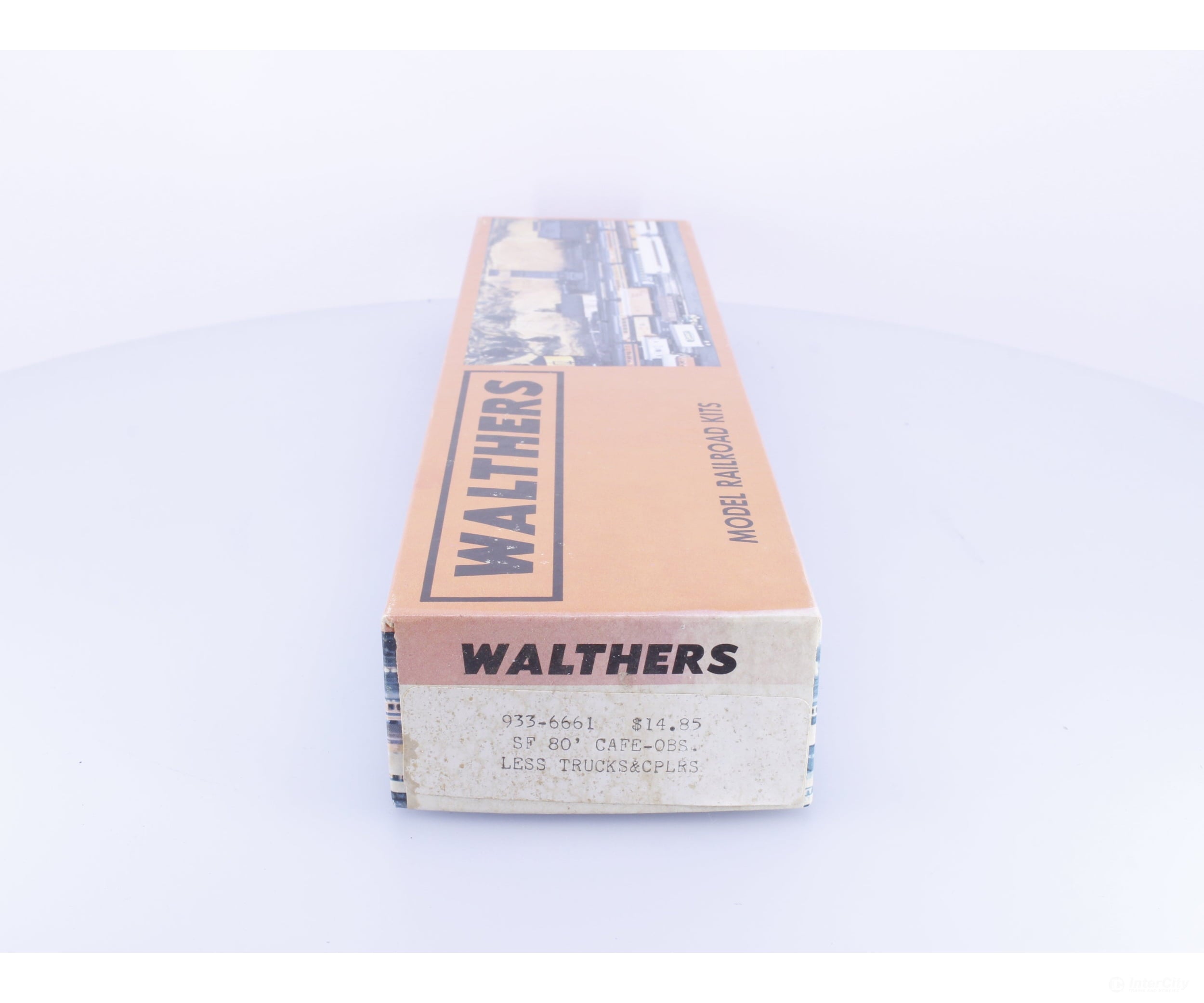 Walthers 933-6661 HO 80’ Cafe Observation Car Kit Less Trucks and Couplers Santa Fe (SF) - Passenger Cars