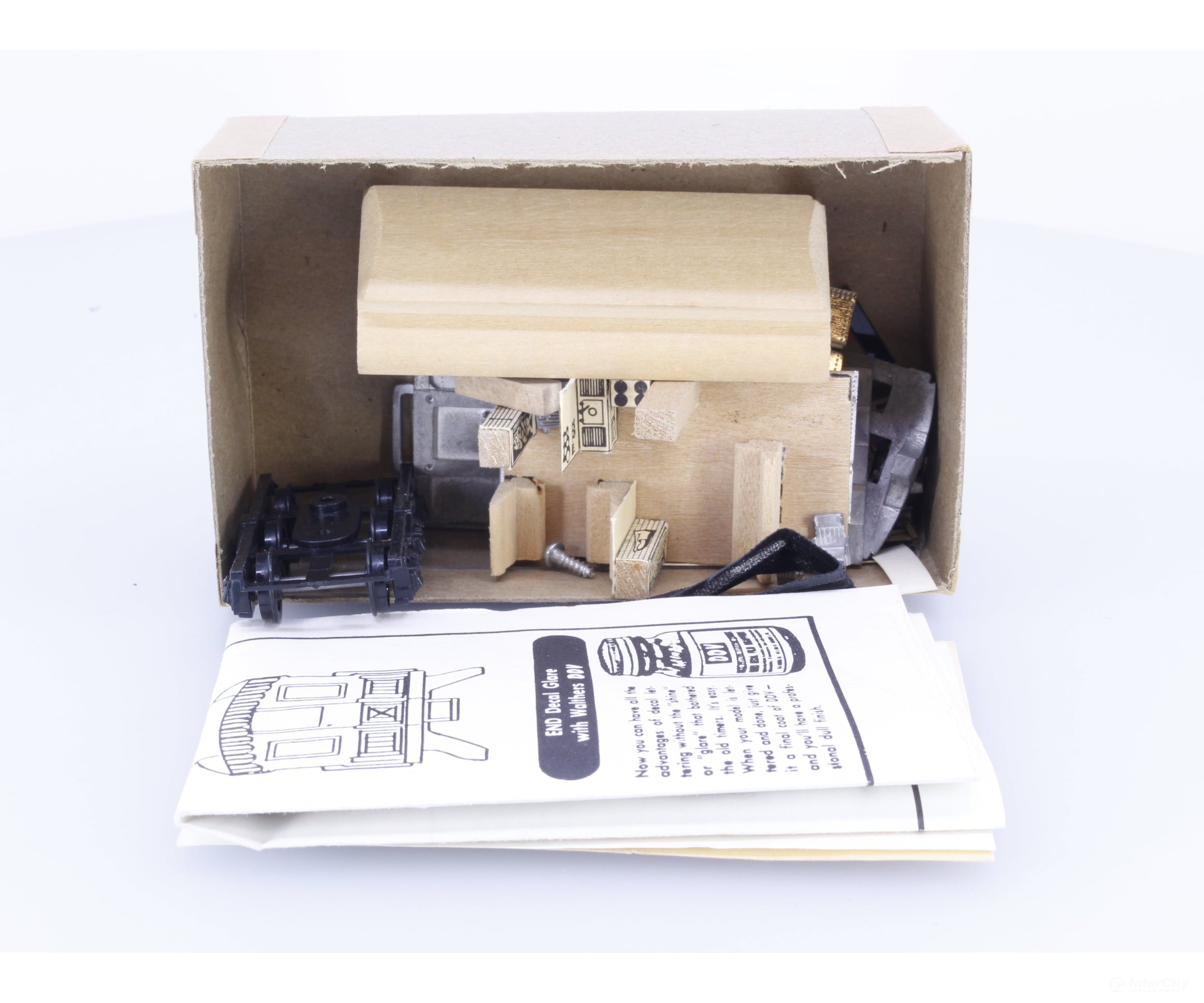 Walthers 933-7899 HO The Oscar Passenger Car Kit Undecorated - Passenger Cars