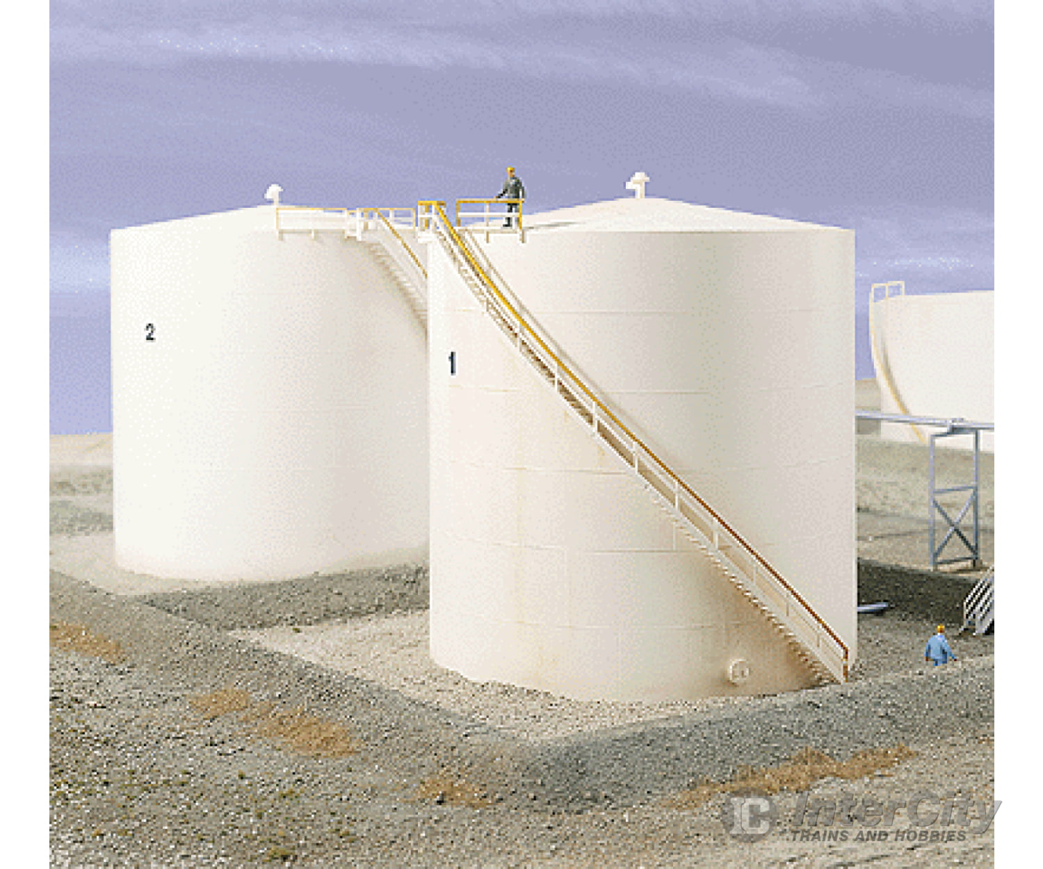 Walthers Cornerstone 3168 Tall Oil Storage Tank W/Berm -- Kit - Tank: 6’ Diameter X 6-1/4’ 15.2