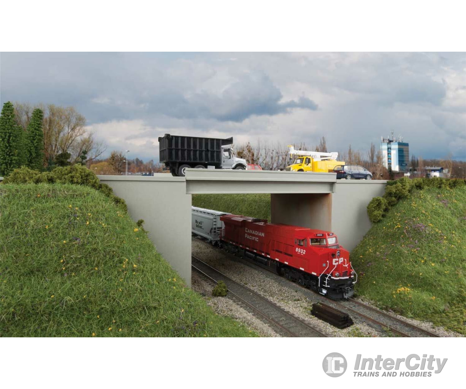 Walthers Cornerstone 4566 Modern Concrete Highway Overpass -- Kit - 12-15/16 X 4-3/4’ 32.9 12Cm