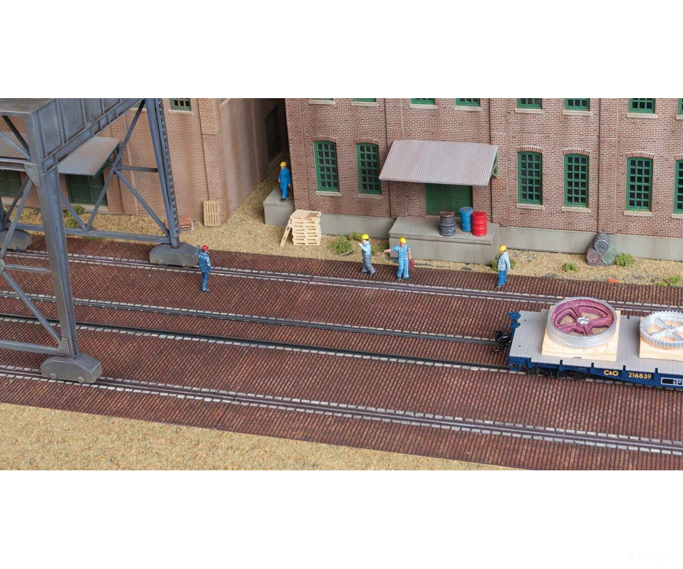 Walthers Cornerstone Ho 4097 Brick Craneway Base And Street 3-Pack -- Kit - Each Section: 12-5/8 X