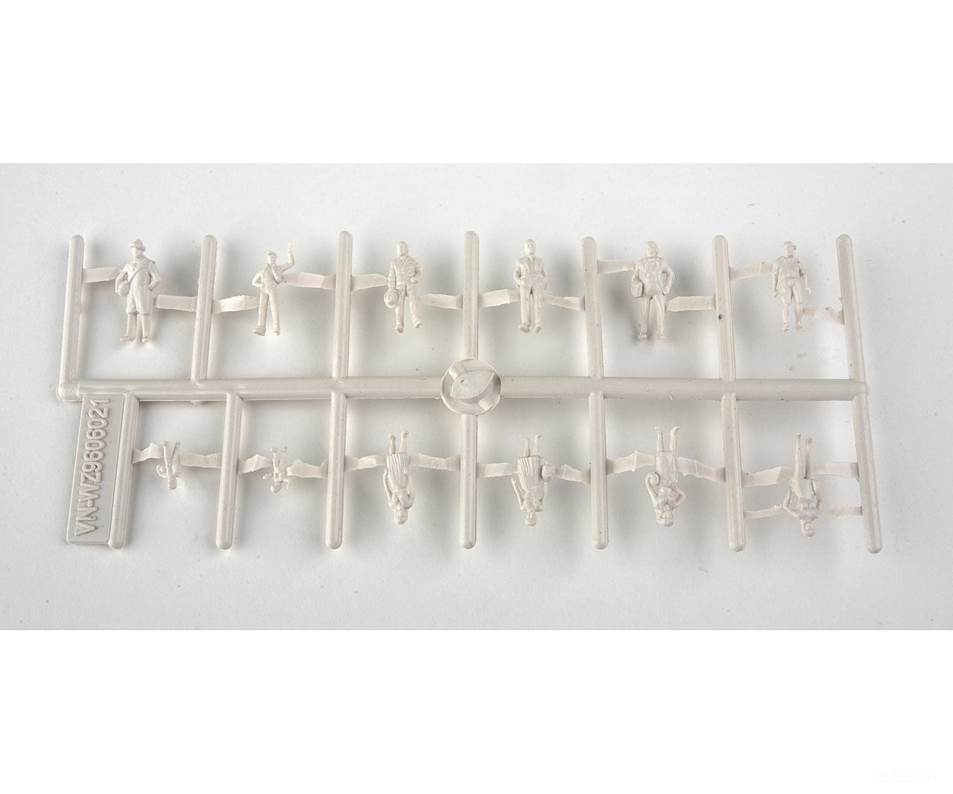 Walthers Scenemaster 6053 Standing And Walking Figures -- Unpainted Pkg(72)