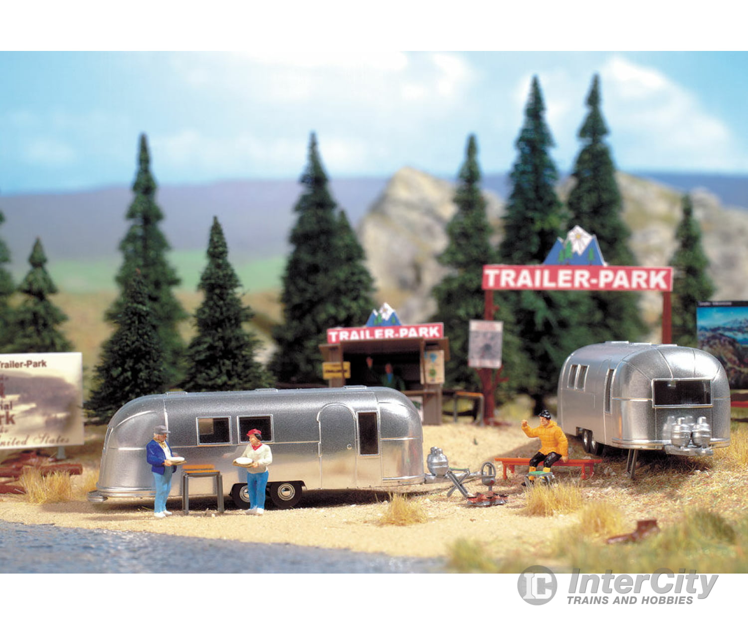 Walthers Scenemaster 2902 Camp Site With Two Trailers - Kit -- Camping Signs & Accessories Scenery