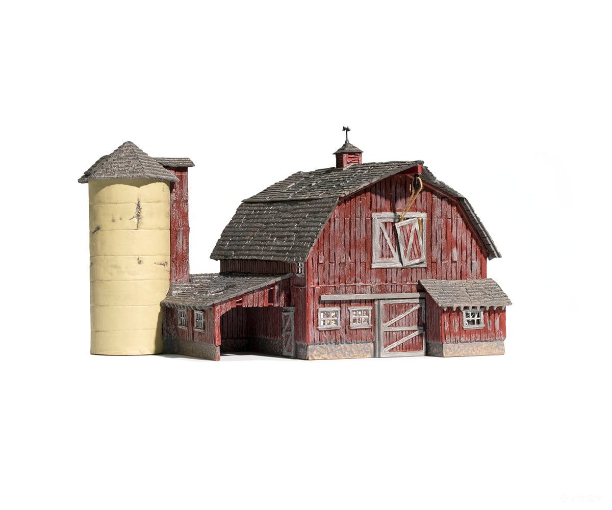 Woodland Scenics 5038 Old Weathered Barn (Lit) Ho Scale Structures