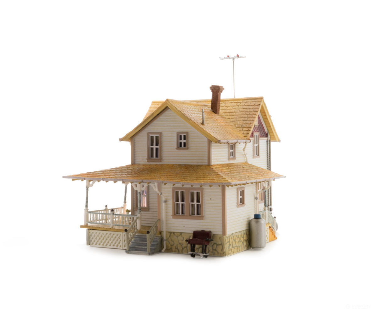Woodland Scenics 5046 Corner Porch House (Lit) Ho Scale Structures