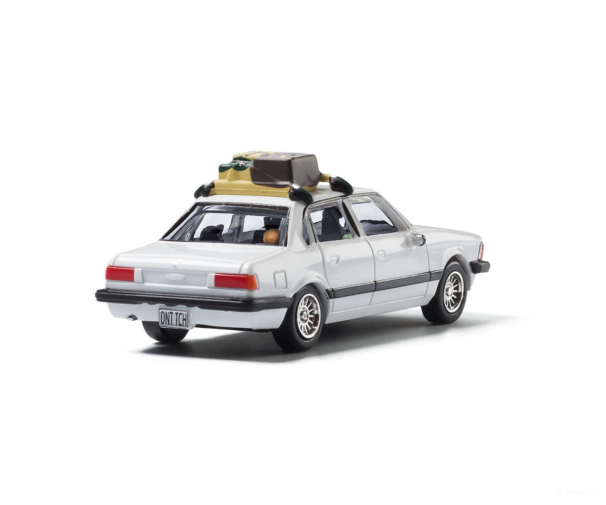 Woodland Scenics 5370 Family Vacation Sedan - Modern Era Vehicles White Black Cars & Trucks