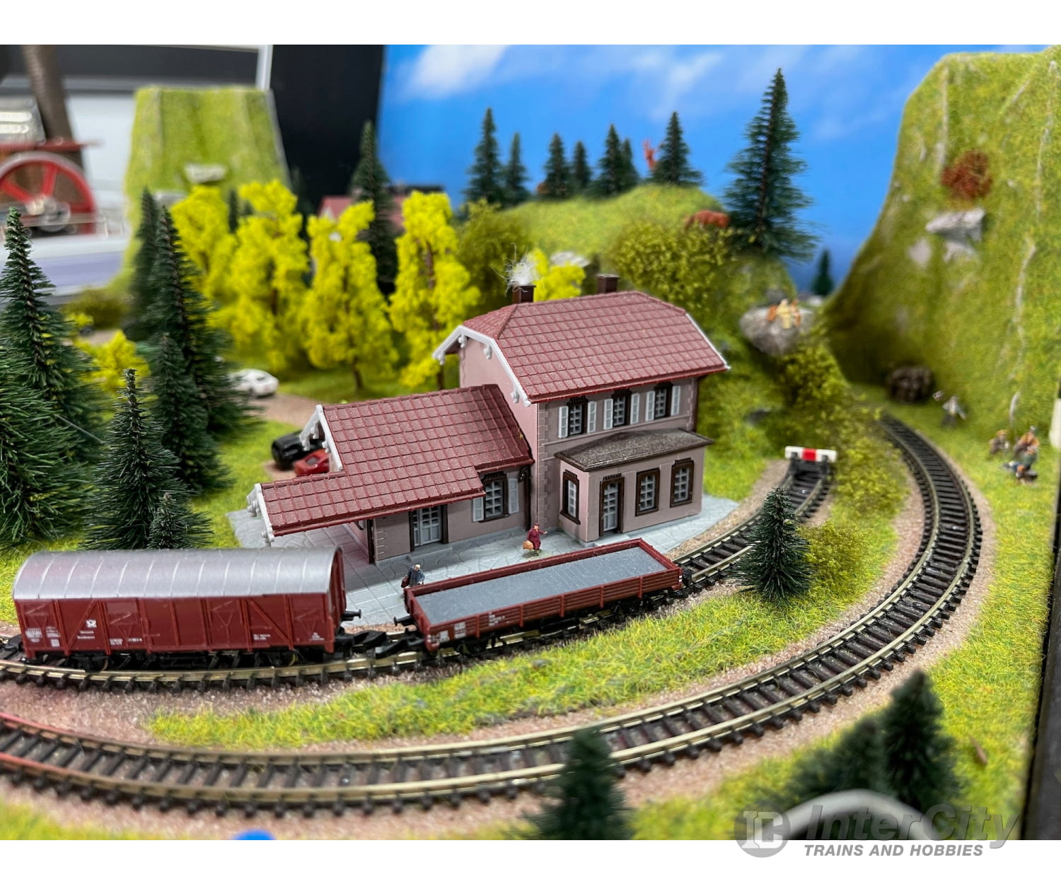 Z-Scale Suitcase Layout 18’’ x 13’’ x 6’’ European Locomotives